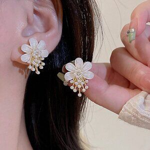 Elegant Flower Pearl Stud Earrings White and Gold